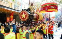 Người dân tưng bừng tham gia lễ hội rước pháo khổng lồ ở làng Đồng Kỵ