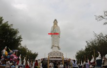 “Biển người” chen chân tại ngôi chùa có tượng Phật Bà cao nhất miền Tây