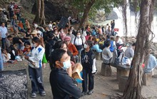 Du khách nườm nượp kéo về các thác nước du xuân