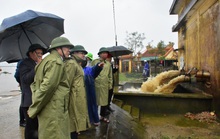 Lãnh đạo Thừa Thiên - Huế ra đồng và có ngay chỉ đạo nóng
