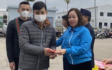 Lãnh đạo LĐLĐ Thanh Hóa lì xì, động viên công nhân trở lại làm việc