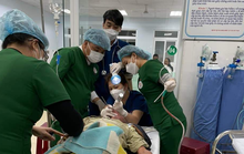 Ăn đoạn lòng lợn dài 25 cm, người đàn ông suýt chết