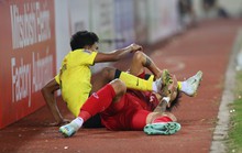 Cầu thủ Malaysia đánh nguội Văn Hậu bị phạt nặng