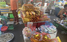 Bà nội trợ bất ngờ với giá cả đồ cúng Thần Tài