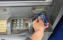Người dân rút tiền mặt qua máy ATM giảm rất mạnh