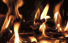 Nữ nhân viên massage tử vong vì bị người đàn ông dùng xăng đốt