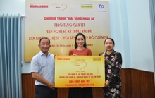 “Mai Vàng nhân ái” trao 200 phần quà Tết cho văn nghệ sĩ, công nhân hậu đài