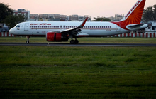 Ấn Độ truy lùng đại gia tiểu lên người khách nữ trên máy bay