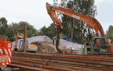 Đang cấp tập điều thiết bị đến nơi bé trai lọt trụ bê-tông sâu 35m