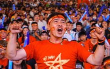 CLIP: Cổ động viên TP HCM bùng nổ khi tuyển Việt Nam vào chung kết AFF Cup
