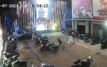 CLIP: 2 nhóm chém nhau kinh hoàng trước quán bar ở Bình Dương