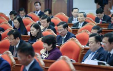 Thủ tướng điều hành thảo luận tại Hội nghị Trung ương 8