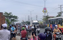 CLIP: Giải cứu 1 phụ nữ nghi “ngáo đá” khỏa thân trên cột điện