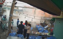 CLIP: Xe chở pin điện thoại bốc cháy trên đường phố TP Thủ Đức