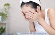 Có nên rửa mặt bằng nước muối?