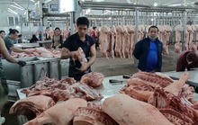 Thịt heo rớt giá mạnh