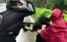 CLIP: 2 nữ sinh lớp 12 tham gia đánh hội đồng một phụ nữ nhập viện