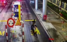 Ớn lạnh hình ảnh người đàn ông chạy xe máy như bay trên đường cao tốc