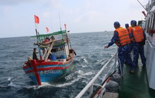 Cảnh sát biển cấp cứu thuyền viên bị tai biến trên biển