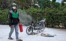 Làm rõ vụ chiếc xe máy bị cháy rụi trên vỉa hè công viên Phú Lâm, quận 6
