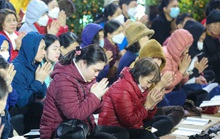 Người dân đổ về chùa Phúc Khánh dâng sao giải hạn trong đêm