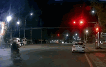 Clip 15 giây ghi lại cảnh kinh hoàng khi xe máy cố vượt đèn đỏ