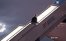 Tổng thống Mỹ Biden vấp ngã khi lên chuyên cơ