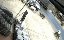Khoảnh khắc xe con tông hàng loạt xe máy, người phụ nữ nhảy thoát thân