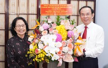 Bí thư Thành ủy TP HCM thăm cán bộ lão thành của ngành y tế nhân Ngày Thầy thuốc Việt Nam