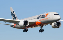 Liên tiếp gặp sự cố ly kỳ, máy bay Jetstar “nhốt” khách trong 7 giờ