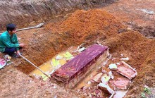 Phát hiện mộ cổ nặng khoảng nửa tấn khi đào móng nhà