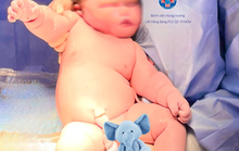 Bé trai chào đời nặng gần 5,8kg, tương đương trẻ 2 tháng tuổi