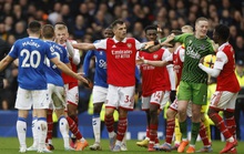 Arsenal thua sốc đội áp chót, Everton bay cao ở Goodison Park