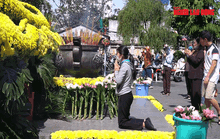 VIDEO: Người dân TP HCM “đội nắng” đi lễ chùa sớm trước Rằm tháng Giêng