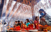 TP HCM: Xếp hàng đánh chuông, thắp hương cầu bình an rằm tháng Giêng