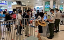Hai nữ hành khách ngang nhiên trộm đồ tại sân bay