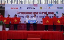 Trao 10.000 lá cờ Tổ quốc và 20 suất học bổng