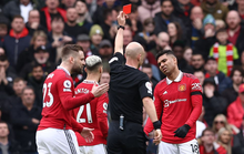Man United chia điểm đội chót bảng, Arsenal vững ngôi số 1