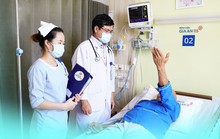 Giây phút cứu cụ ông tưới cây rồi ngã trên sân thượng