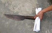 Chồng bất ngờ đâm chết vợ