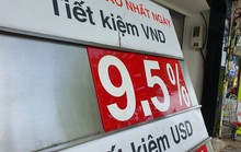 Lãi suất giảm nhanh, người gửi tiền bất ngờ
