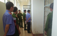 Cho người bị tạm giam gọi điện thoại ra ngoài, cựu đại úy công an trả giá đắt