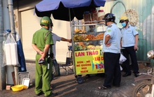 Cận cảnh truy quét hàng rong ở Bình Thạnh sáng 17-3