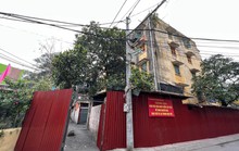 Lập hàng rào tôn quây kín một chung cư cấp độ D ở Hà Nội
