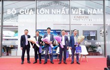 Xác lập kỷ lục bộ cửa lùa nhôm kính lớn nhất Việt Nam nặng 2.400 kg
