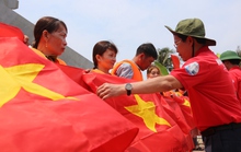 Xúc động hình ảnh cờ Tổ quốc tung bay trên huyện đảo Cồn Cỏ