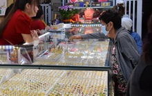 Giá vàng hôm nay 23-3: Vàng thế giới chỉ còn cách vàng nhẫn 24K chưa tới 1 triệu đồng/lượng