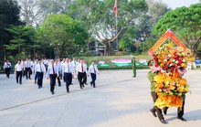 Đoàn đại biểu TP HCM và các tỉnh dâng hương tưởng niệm Chủ tịch Hồ Chí Minh