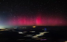 Cầu lửa tàng hình va chạm, bầu trời Mỹ đổi màu hồng, NASA cũng bó tay