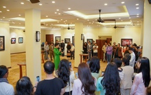 Hoa hậu Ngọc Hân tưởng niệm 20 năm ngày mất danh họa Bửu Chỉ